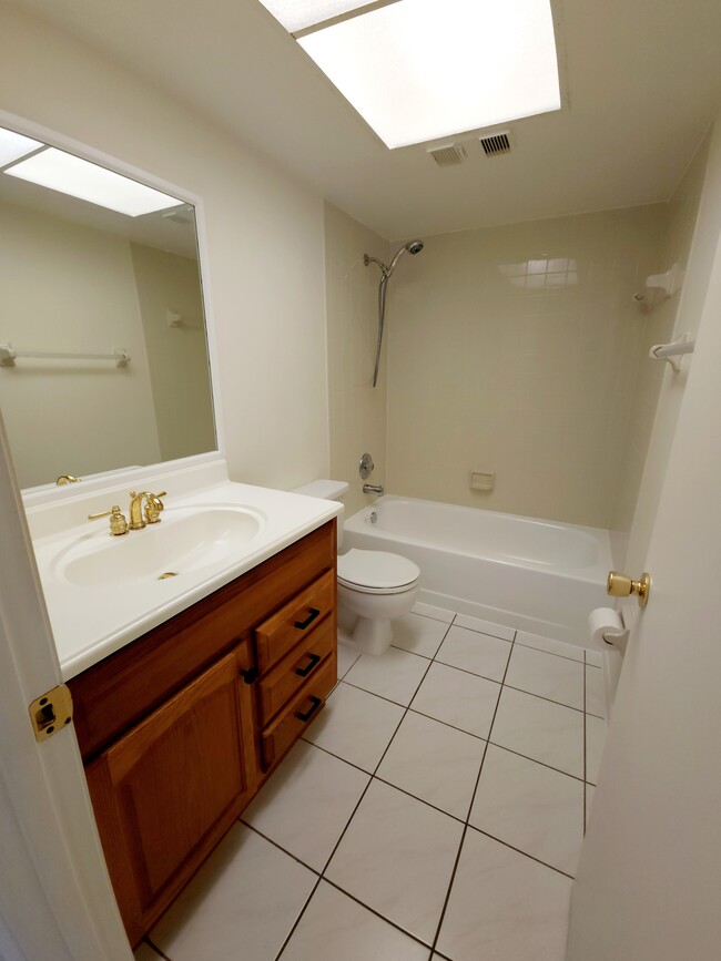 2nd full bath - 15075 Parkside Dr