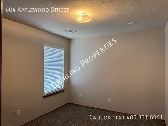 Building Photo - 604 Applewood St