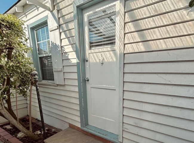 Building Photo - Private 1BD/1BA Rear Unit in El Segundo with 1-Car Garage