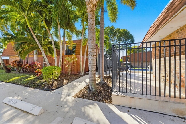 Building Photo - 1525 Augusta Cir