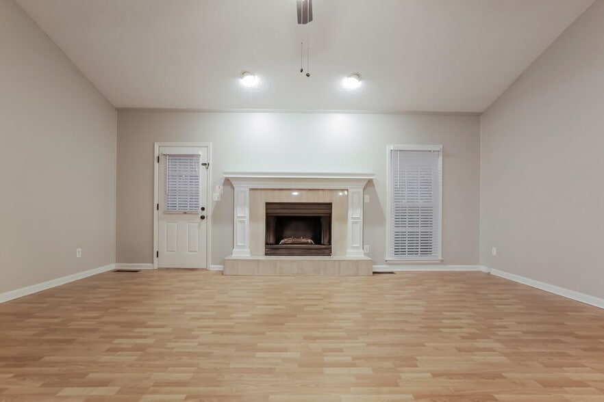 Building Photo - 107 Springwater Trce