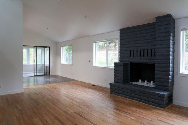 Building Photo - Spacious 4 Bed / 3 Bath Near Downtown with Two Master Bedrooms! Available beginning of August