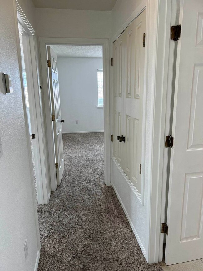 Building Photo - 2 bed 2 bath Townhome with Garage Coming S...