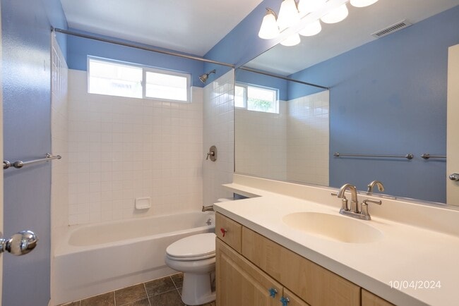 Building Photo - SF 3BR/2.5BA/2car garage in Ocean Pointe w...