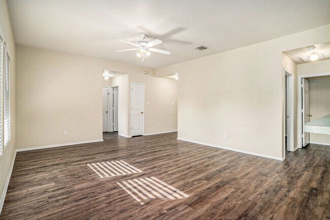 Building Photo - Welcome to this charming 3-bedroom, 2-bath...
