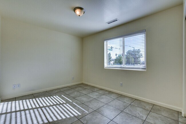 Building Photo - 3330 N Navajo Dr