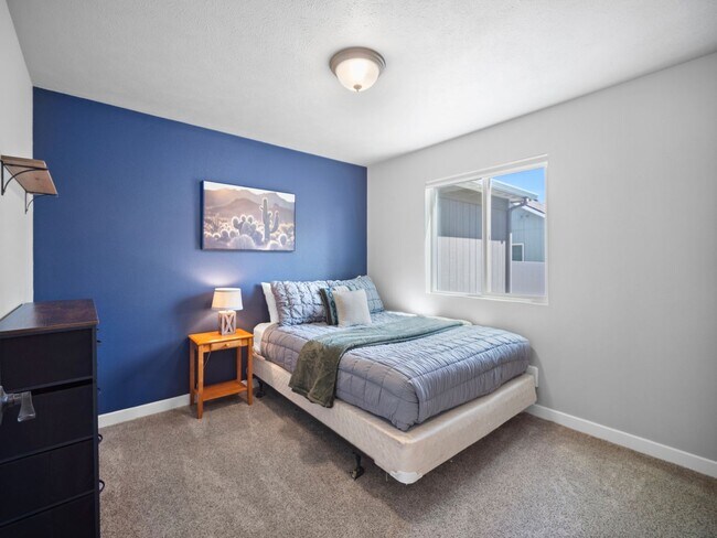 Building Photo - Beautiful home 5MILE/Big Yard & Garage (Furnished)