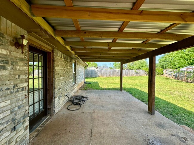 Building Photo - 3 Bedroom 2 Bath Rental in Whitehouse ISD!...