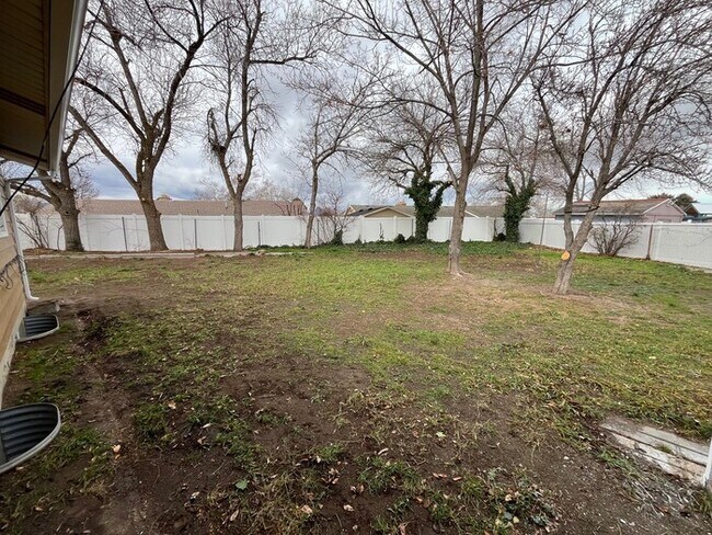 Building Photo - Remodeled Taylorsville 5 Bedroom!