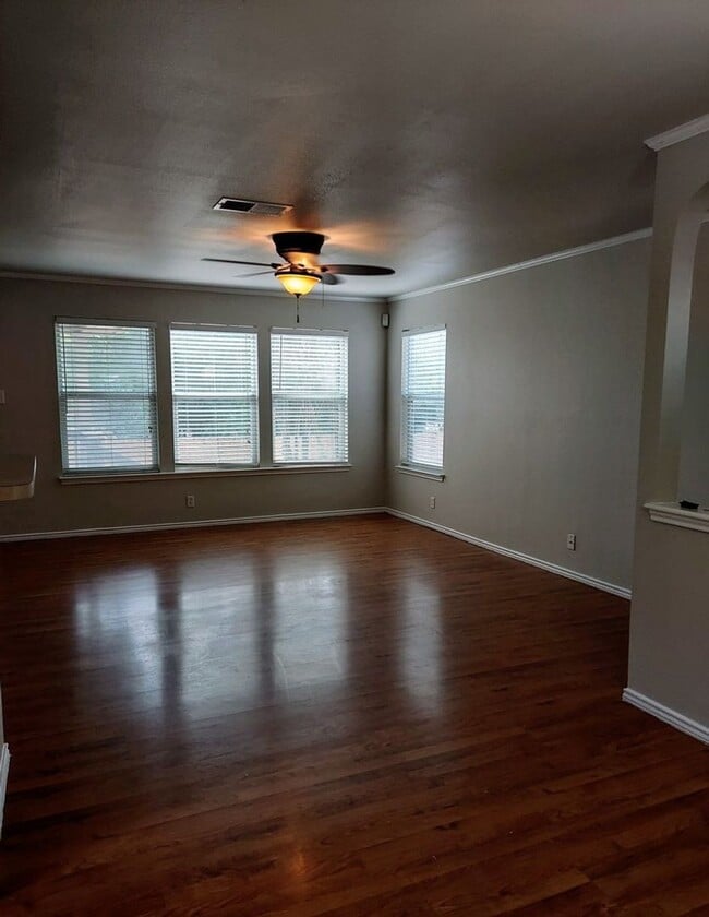 Building Photo - Charming two-story home in the Bluffs at W...