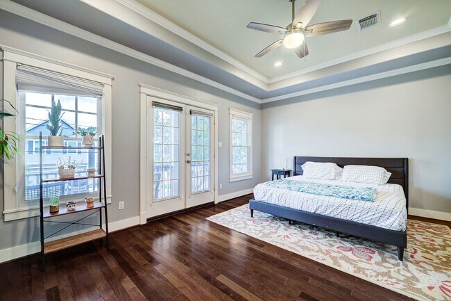 Building Photo - 3-Bed Houston Heights Gem with Private Tur...