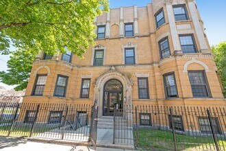 Building Photo - Spacious 3bed/1.5bath unit in Bronzeville....