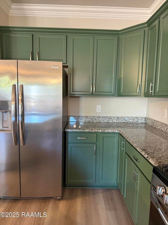 Building Photo - 301 Oak Hill Ln