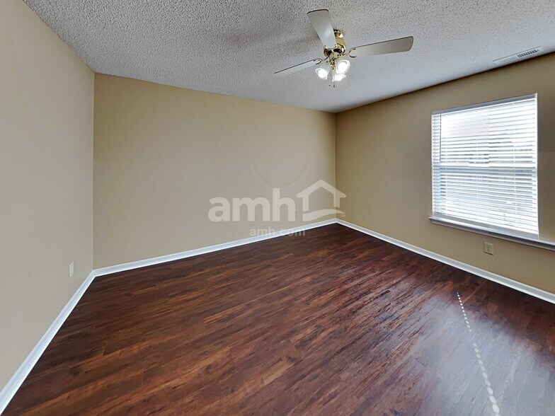 Building Photo - 10970 Clear Spring Dr
