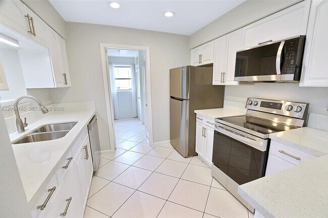 Building Photo - 5051 SW 93rd Ave
