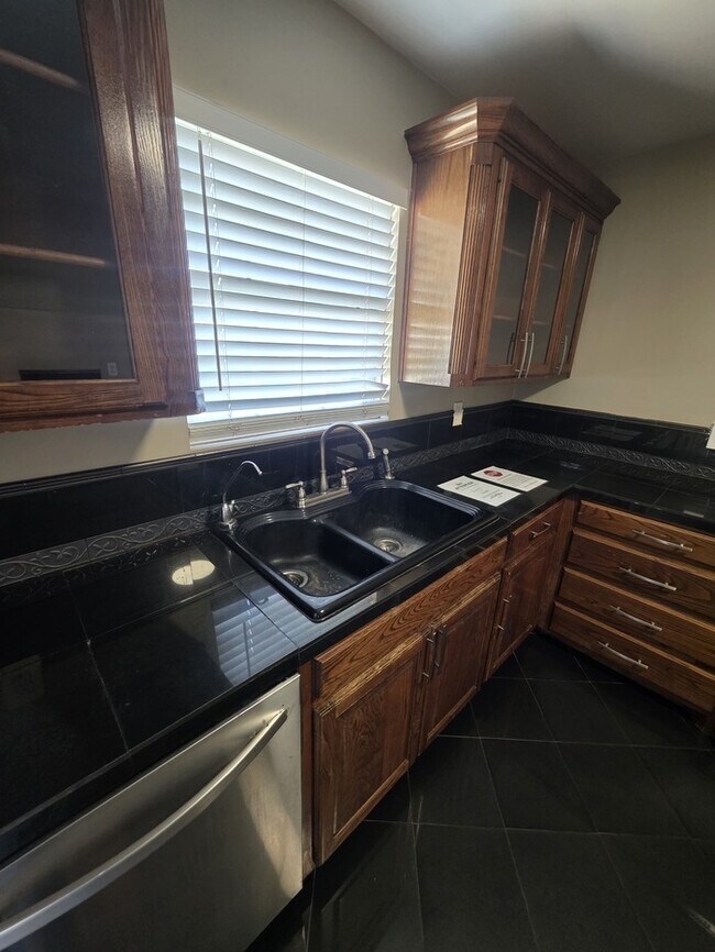 Building Photo - 3 bed 1 bath home, move in ready!