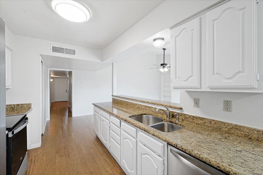 Building Photo - 2825 Windsor Dr