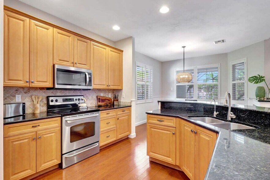 Building Photo - 71 3rd St