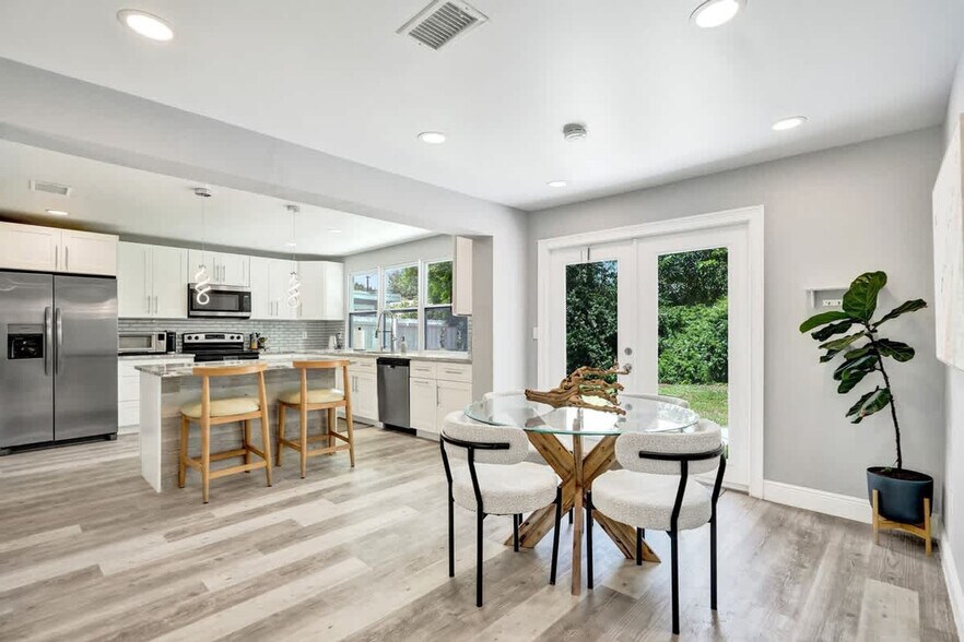 Building Photo - 1587 NE 30th St