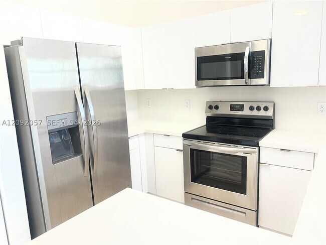 Building Photo - 372 NE 26th Pl
