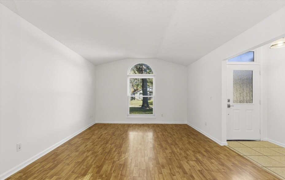 Building Photo - 8510 Majestic Oaks Dr S