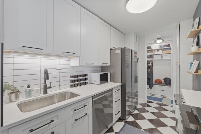 Building Photo - 2626 N Lakeview Ave