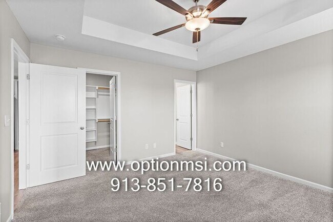 Building Photo - Fresh 3 Bedroom, 2 Bathroom Half Duplex