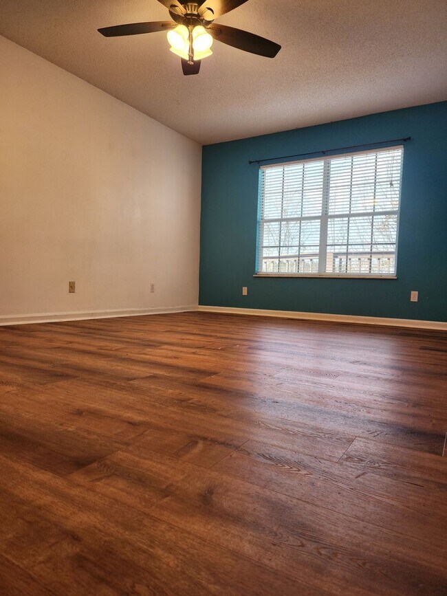 Building Photo - Maryville 37801- 3 bed 2.5 bath condo - call Tom Parry 865-607-3649