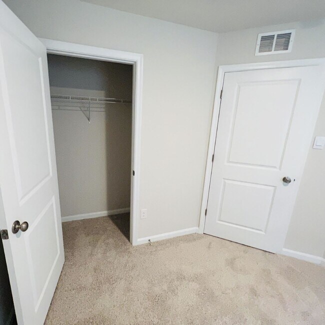 Building Photo - 3br 2.5ba Townhome Northeastern SD!