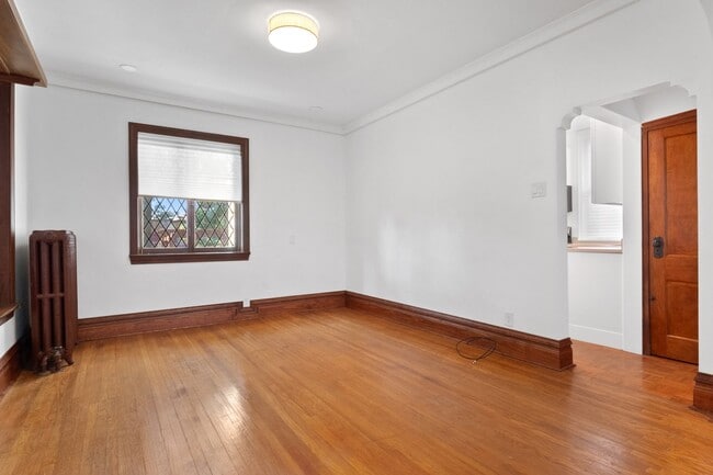 Building Photo - Hi-Pointe Adjacent House!