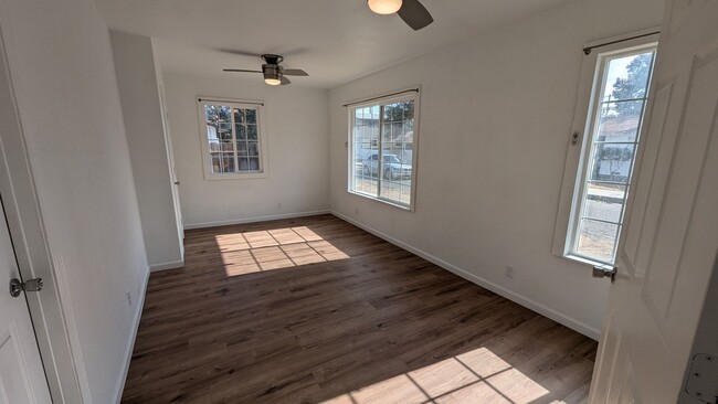 Building Photo - Updated 2 Bedroom 1 Bath Home on Large Cor...