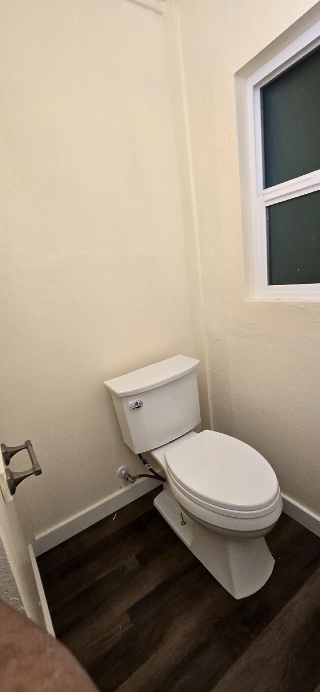 Building Photo - 405 W Oak St