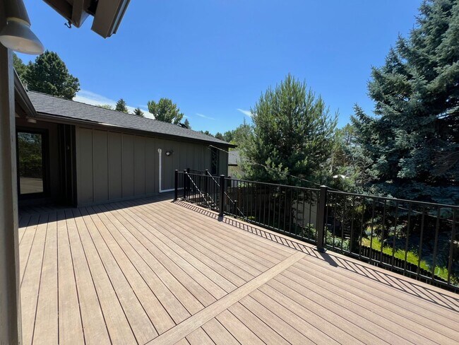 Building Photo - Fantastic 4 bed 3 bath home in the Highlan...