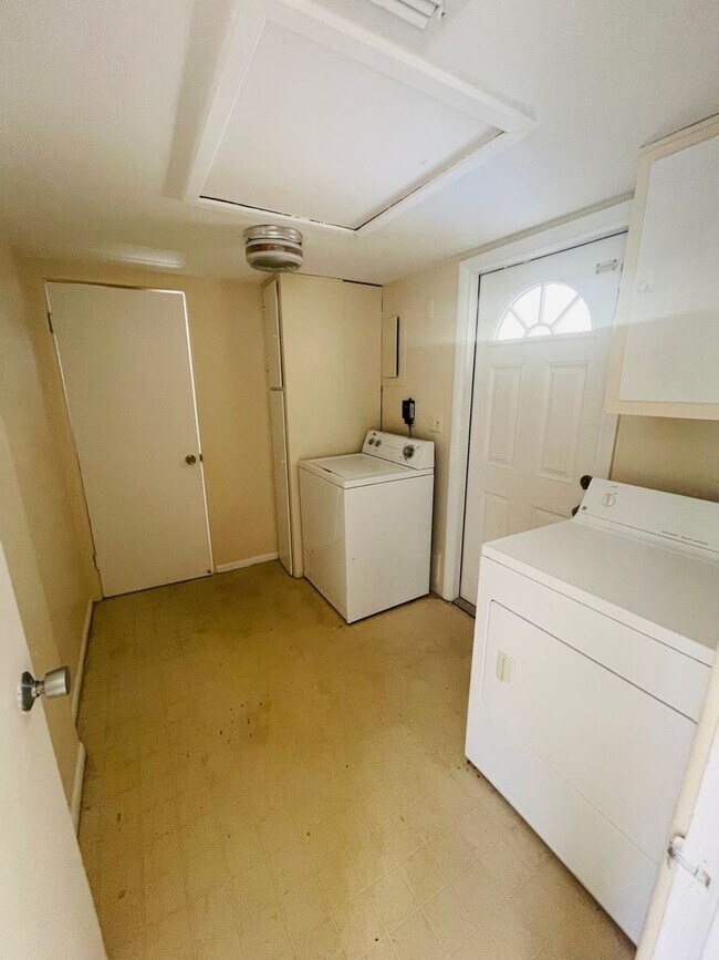 Building Photo - Spacious 2Bed/2Bath Home Avail. for Rent in Southgate Sarasota!!