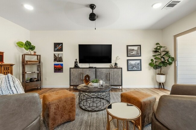 Building Photo - FULLY FURNISHED Townhome in Bobcat Village!