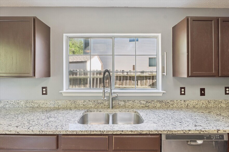 Building Photo - 10110 Silver