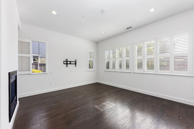 Building Photo - 1680 Southview Dr