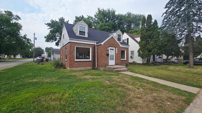 Building Photo - 3 Bedroom 1 Bath House with Detached Garage