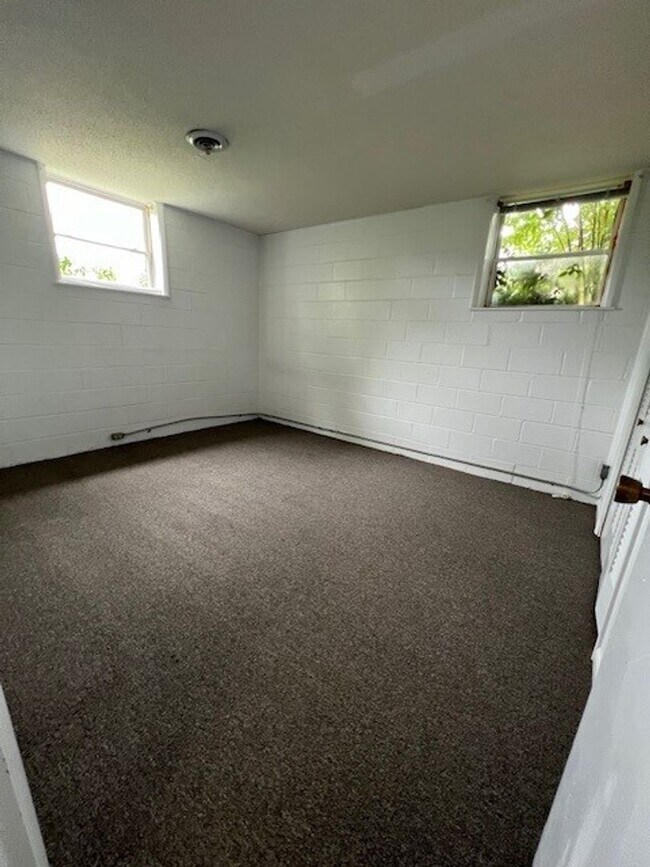 Building Photo - Beautiful Home with Mother in Law Suite or...