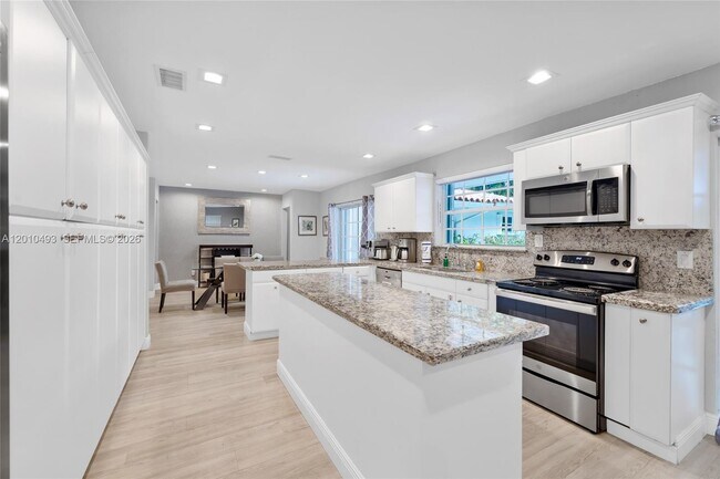 Building Photo - 7711 Coquina Dr
