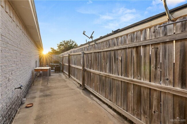 Building Photo - 1022 French Ave