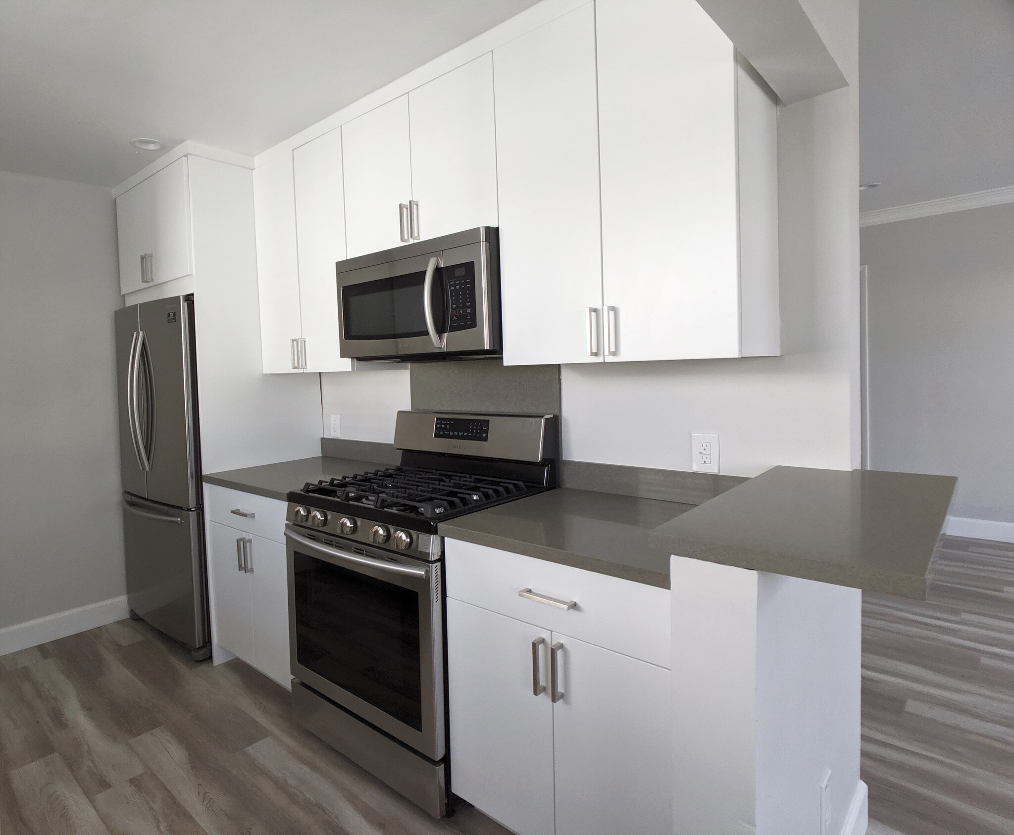 Kitchen - 458 S Oakhurst Dr
