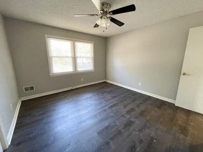 Building Photo - 306 Lloydwood Dr