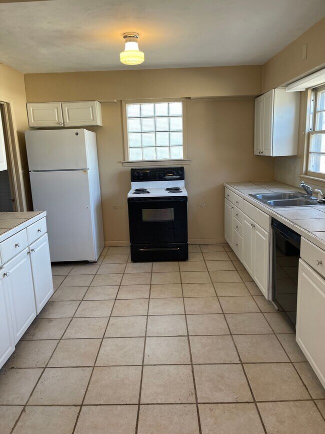 Building Photo - 1401 Yuma, Manhattan KS