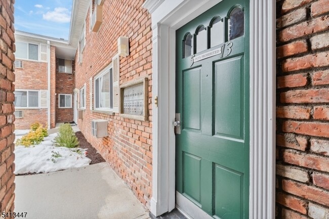 Building Photo - 104 N Beverwyck Rd