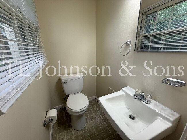 Building Photo - Charming 4 Bedroom Ranch with Fenced Yard and Hardwood Floors
