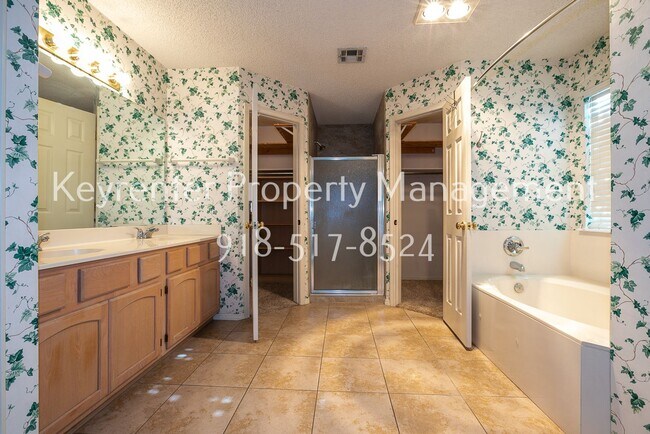 Building Photo - Charming 3 bedroom home with cozy fireplace and 2 car garage!! Price drop!