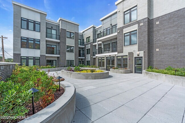 Building Photo - 120 Monmouth St