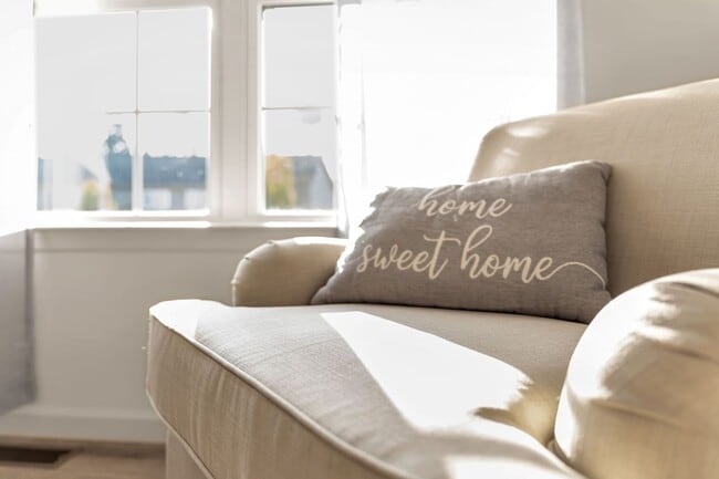 Building Photo - Luxury 4/BR, 2.5 bath townhouse