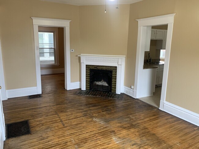Building Photo - 2 Bedroom Upper Close to Downtown!